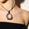 Collier à cordon avec breloque