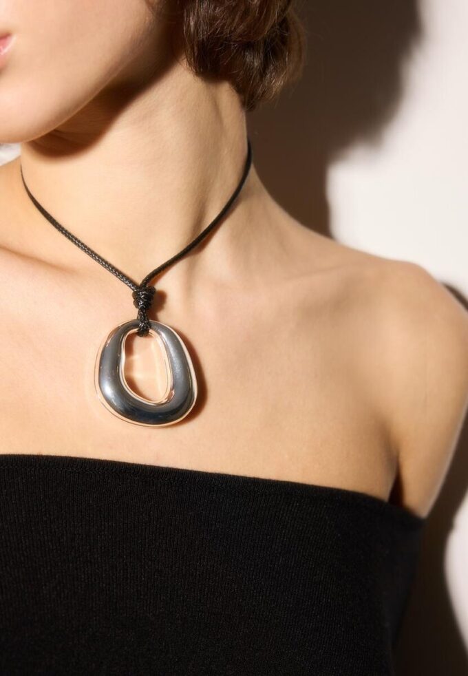 Collier à cordon avec breloque