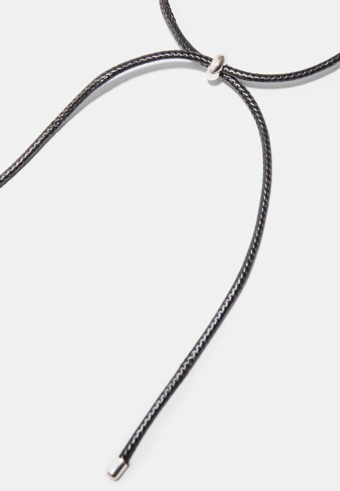 Collier à cordon avec breloque