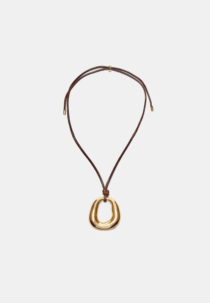 Collier à cordon avec breloque