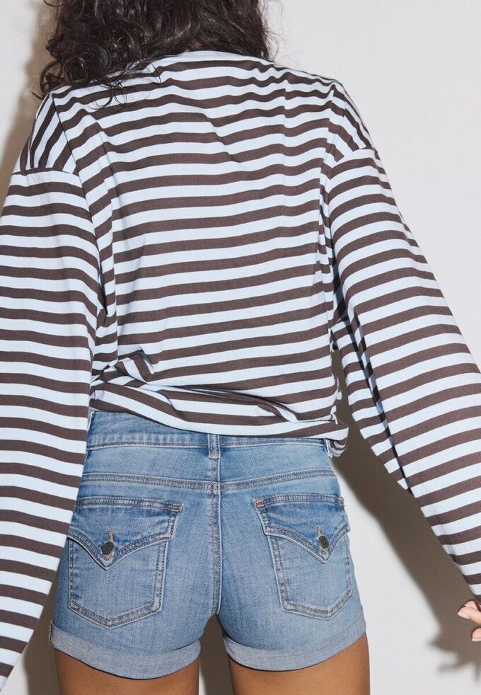 Court short en jean à ourlet retroussé Court short en jean à ourlet retroussé