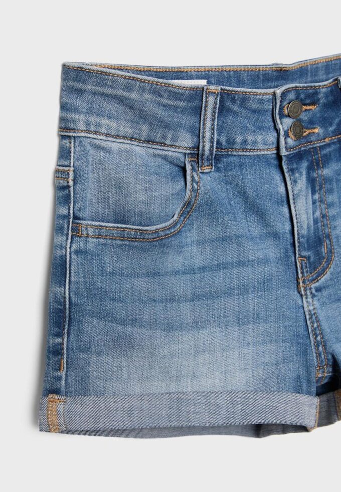 Court short en jean à ourlet retroussé Court short en jean à ourlet retroussé