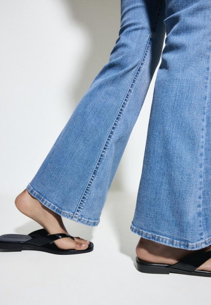 D04 Jean Flared taille basse D04 Jean Flared taille basse