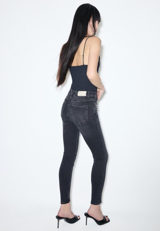 D09 Jean skinny taille très haute