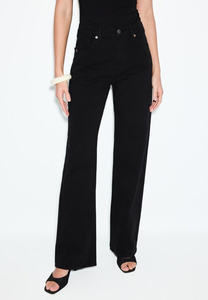 D92 Jean droit à jambes larges