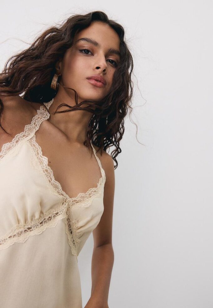 Haut dos nu avec bordure en dentelle