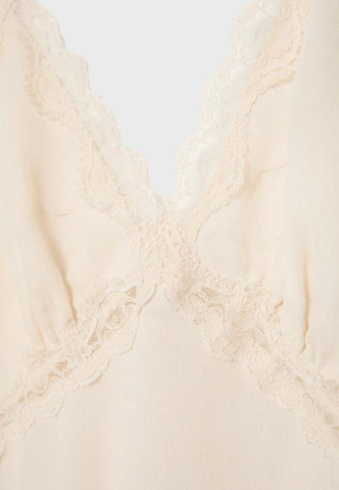 Haut dos nu avec bordure en dentelle