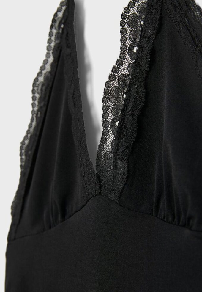 Haut dos nu en dentelle