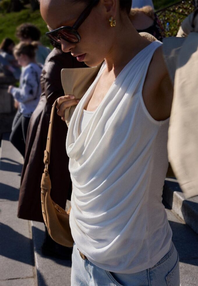 Haut à double épaisseur et encolure drapée Haut à double épaisseur et encolure drapée