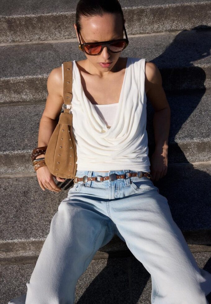 Haut à double épaisseur et encolure drapée Haut à double épaisseur et encolure drapée