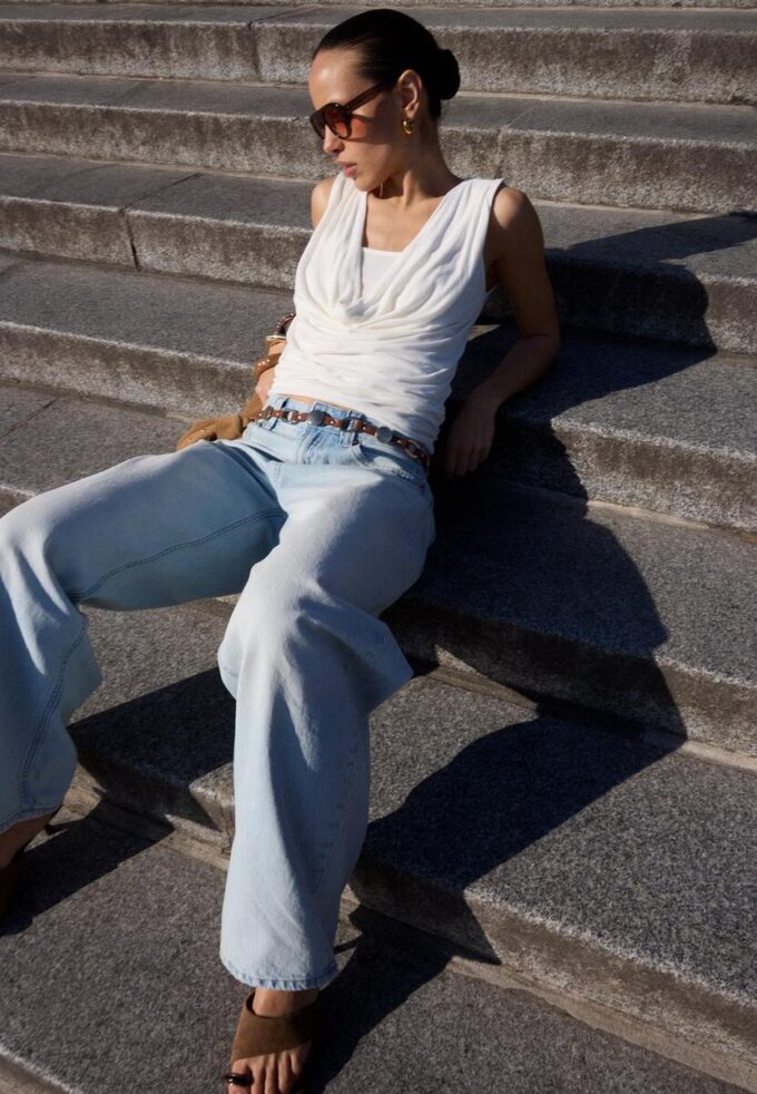 Haut à double épaisseur et encolure drapée Haut à double épaisseur et encolure drapée