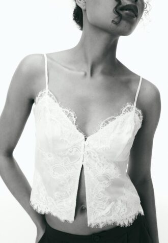 Haut en dentelle satinée à bretelles