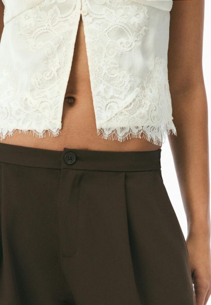 Haut en dentelle satinée à bretelles