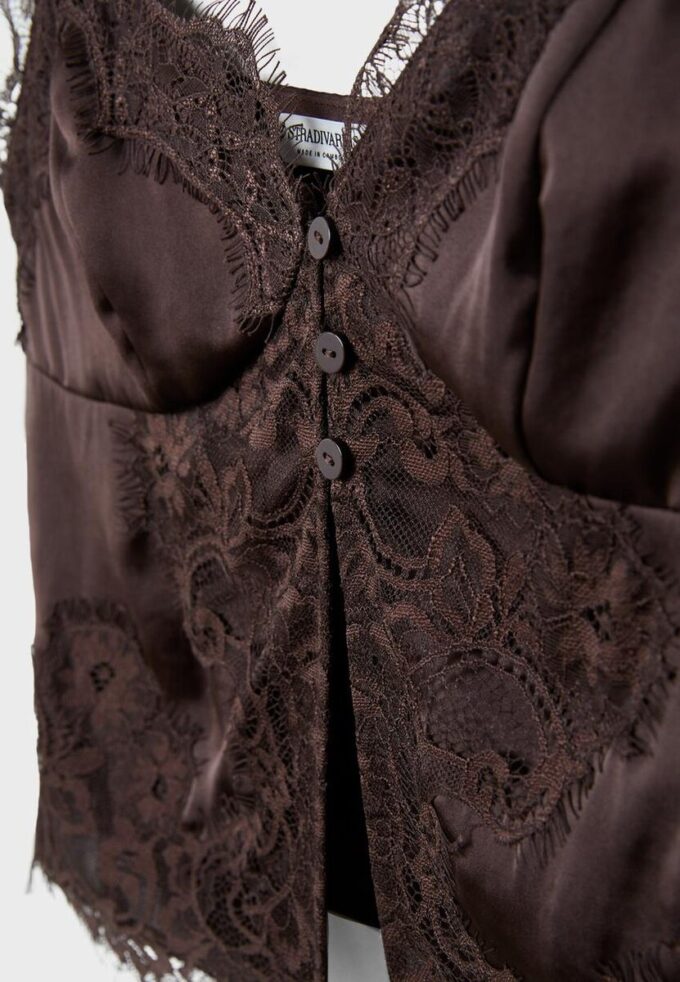 Haut en dentelle satinée à bretelles