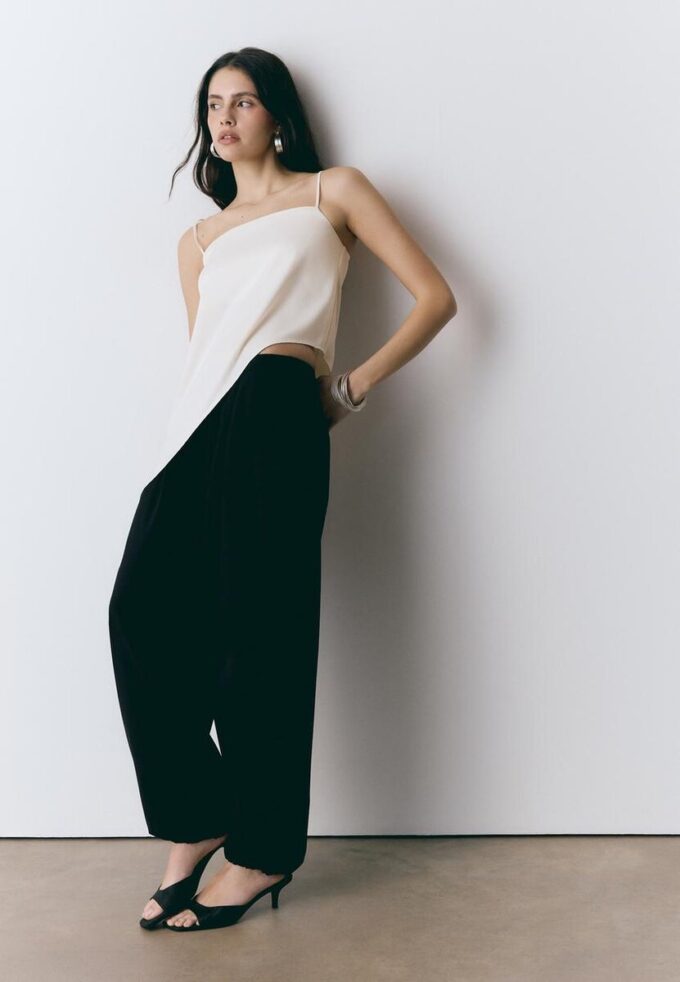 Haut en satin à ourlet asymétrique