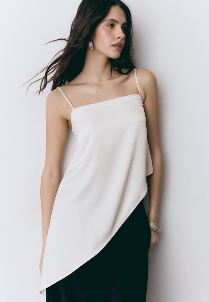 Haut en satin à ourlet asymétrique