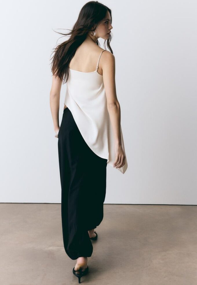 Haut en satin à ourlet asymétrique