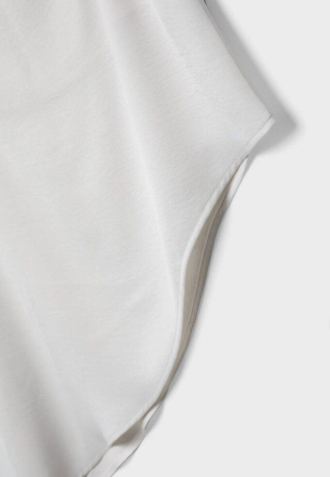 Haut en satin à ourlet asymétrique