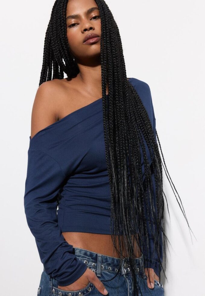 Haut à encolure asymétrique