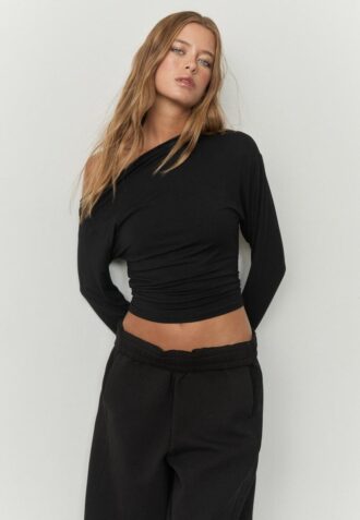 Haut à encolure asymétrique