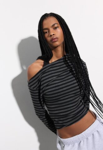 Haut à encolure asymétrique