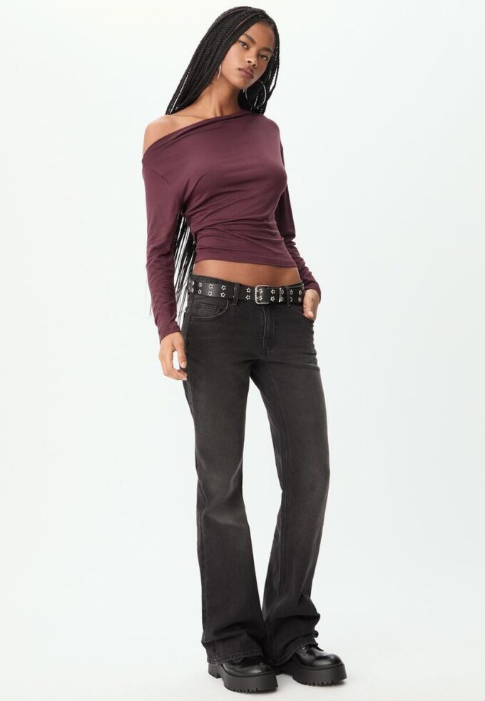 Haut à encolure asymétrique