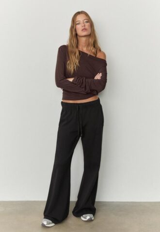 Haut à encolure asymétrique