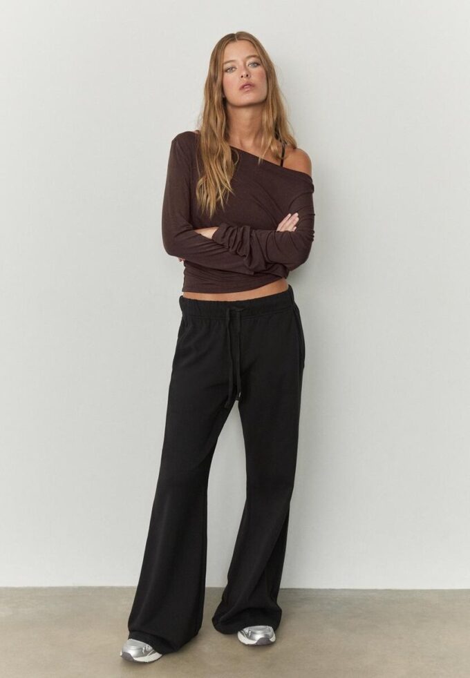 Haut à encolure asymétrique