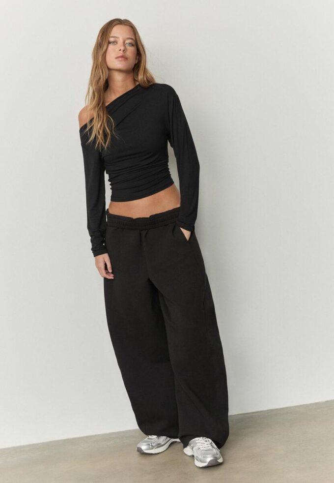 Haut à encolure asymétrique