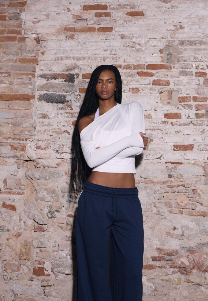 Haut à encolure asymétrique