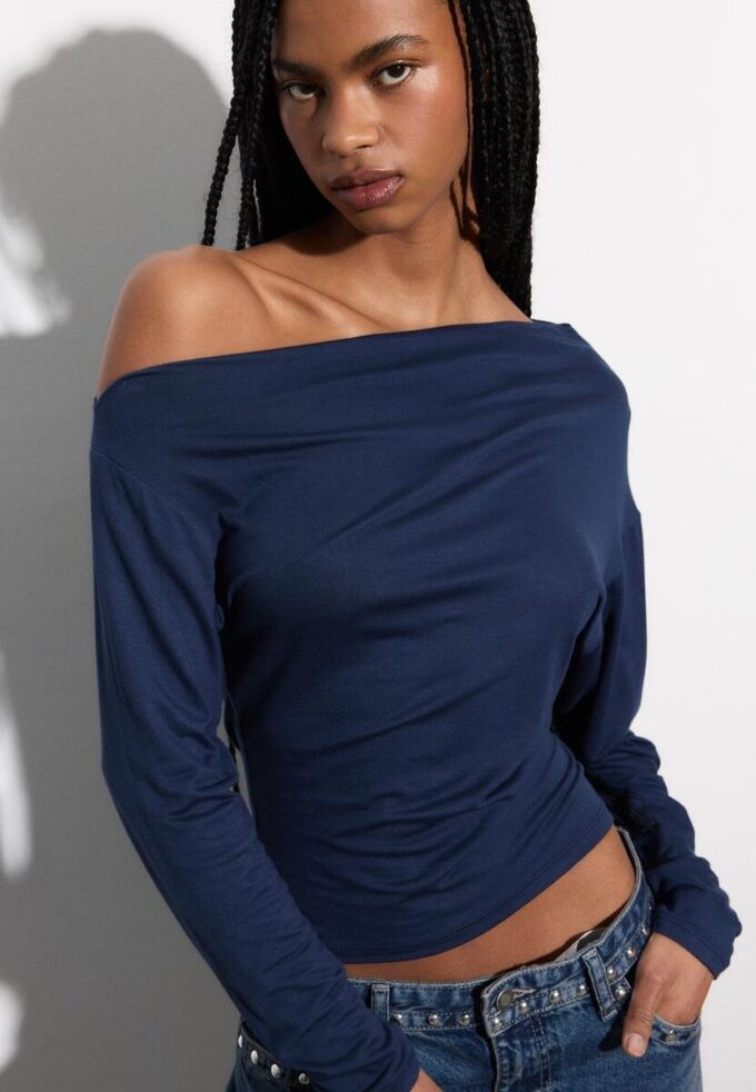 Haut à encolure asymétrique