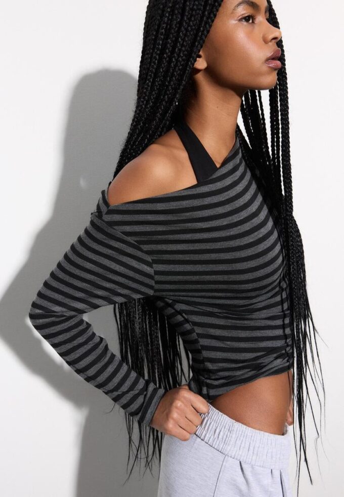 Haut à encolure asymétrique