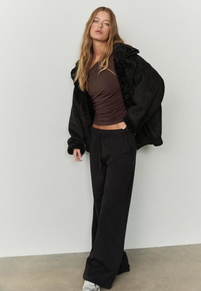 Haut à encolure asymétrique