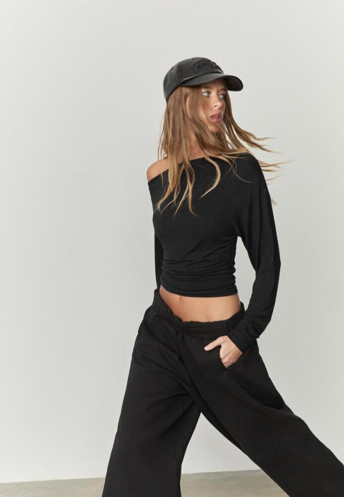 Haut à encolure asymétrique