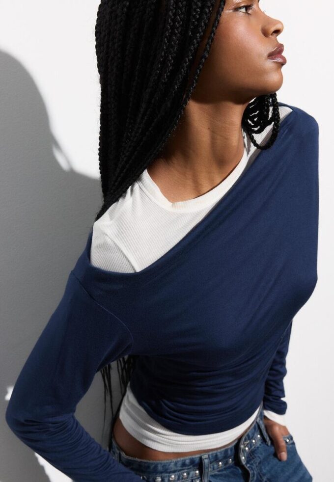 Haut à encolure asymétrique