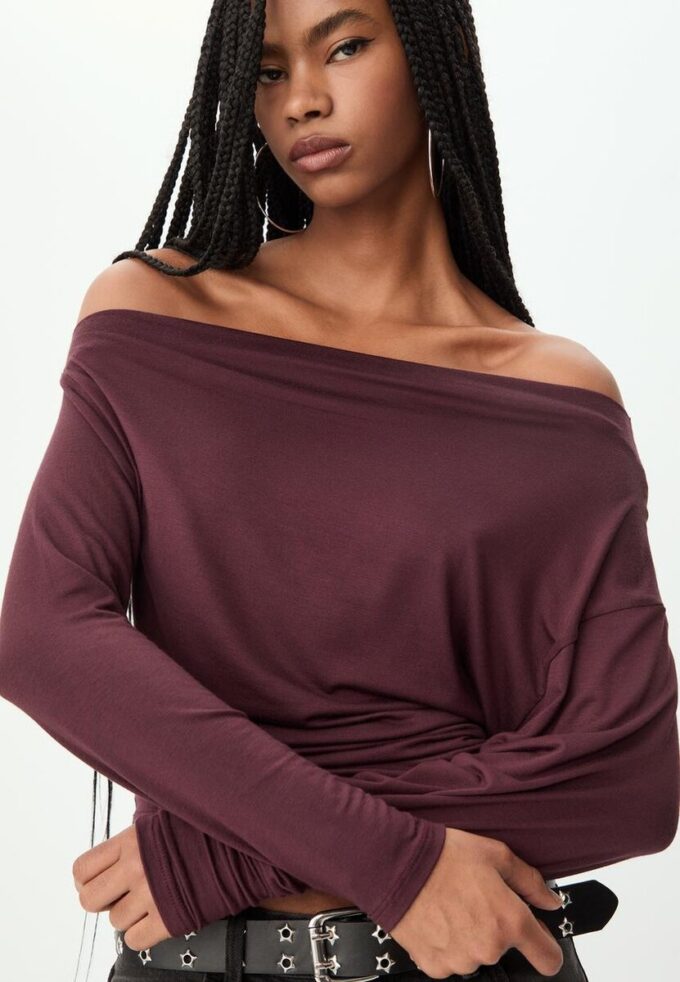 Haut à encolure asymétrique