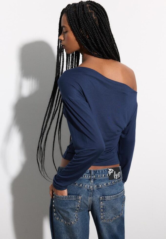 Haut à encolure asymétrique