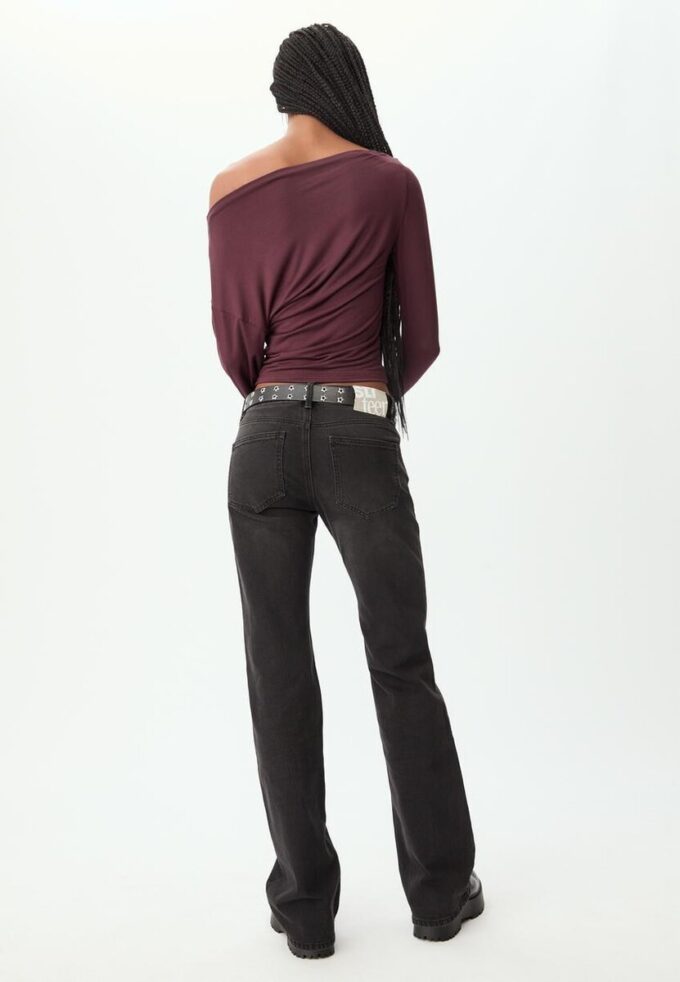 Haut à encolure asymétrique