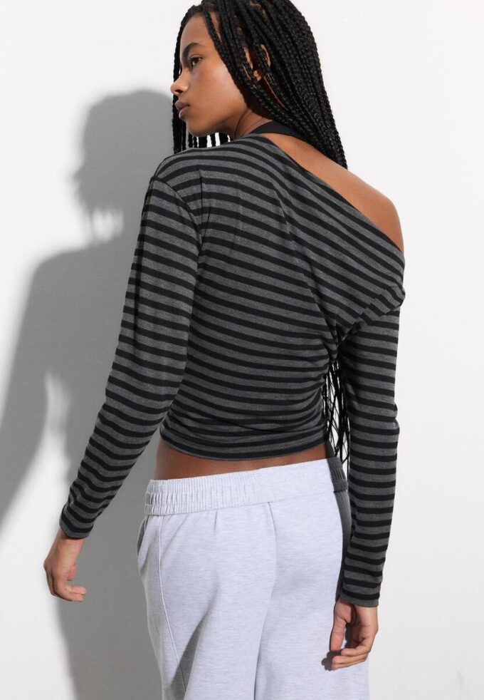 Haut à encolure asymétrique