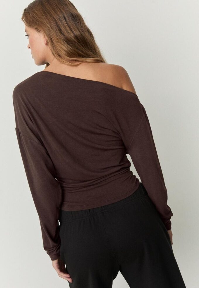 Haut à encolure asymétrique