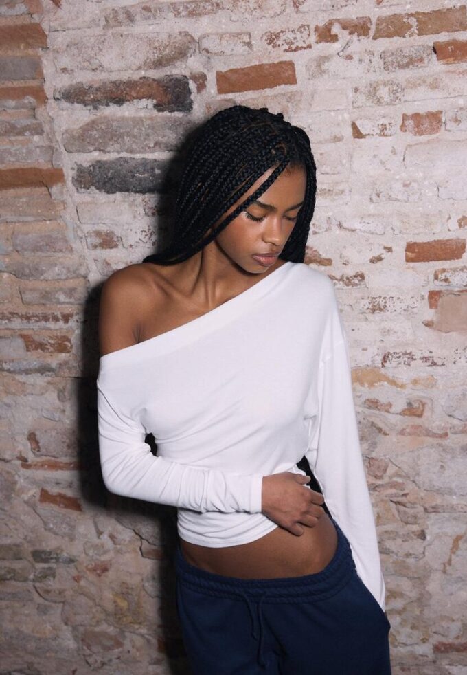 Haut à encolure asymétrique