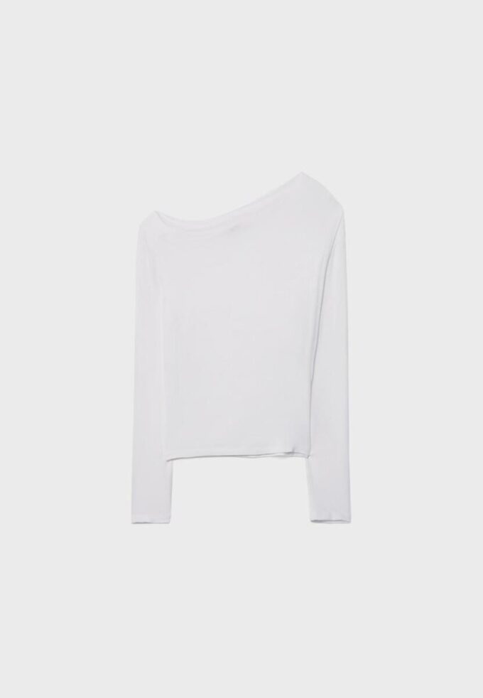 Haut à encolure asymétrique