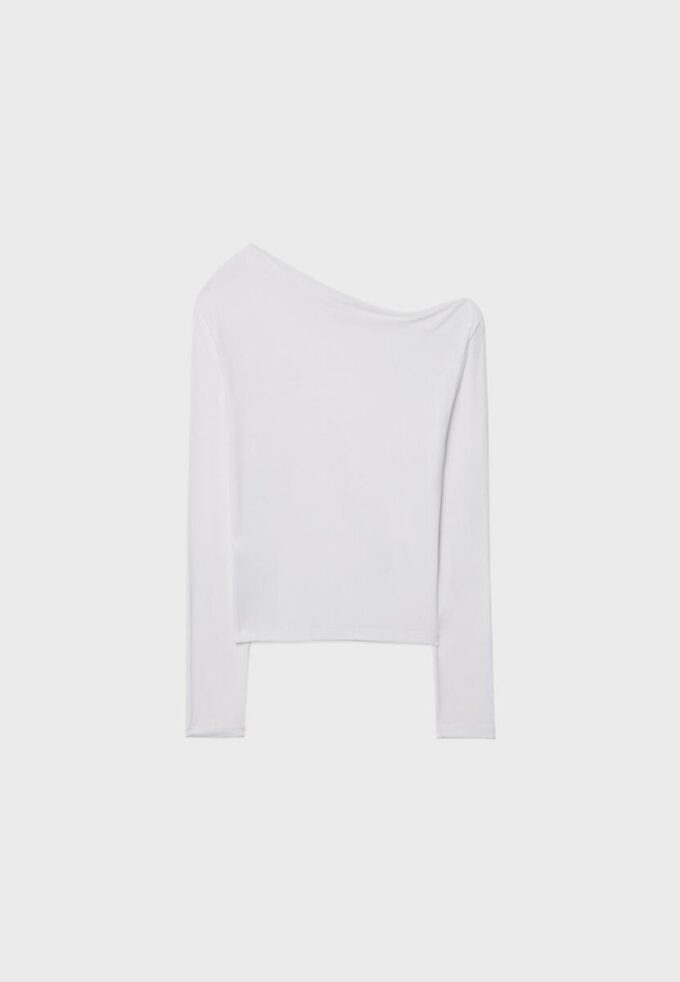 Haut à encolure asymétrique