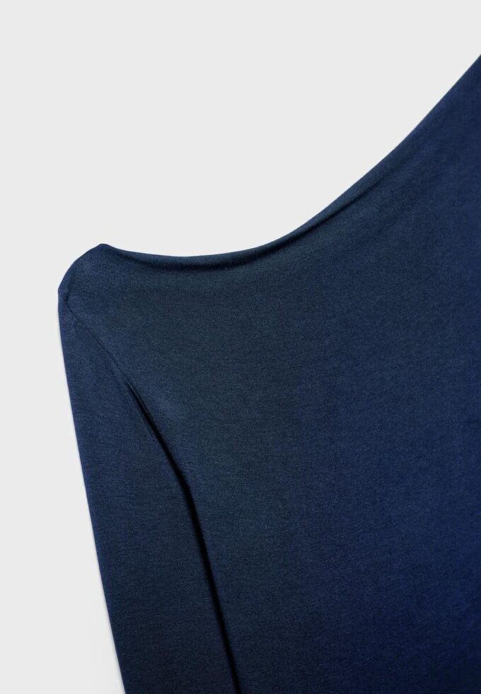 Haut à encolure asymétrique