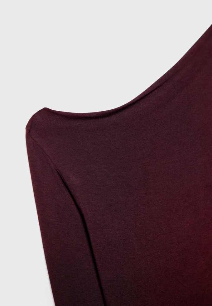 Haut à encolure asymétrique