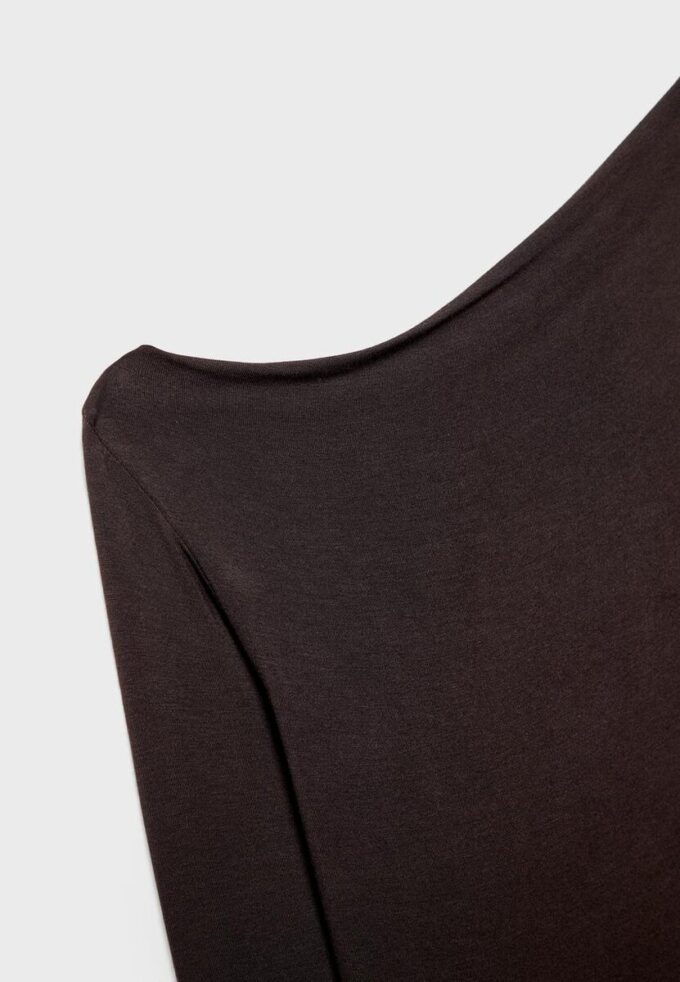 Haut à encolure asymétrique