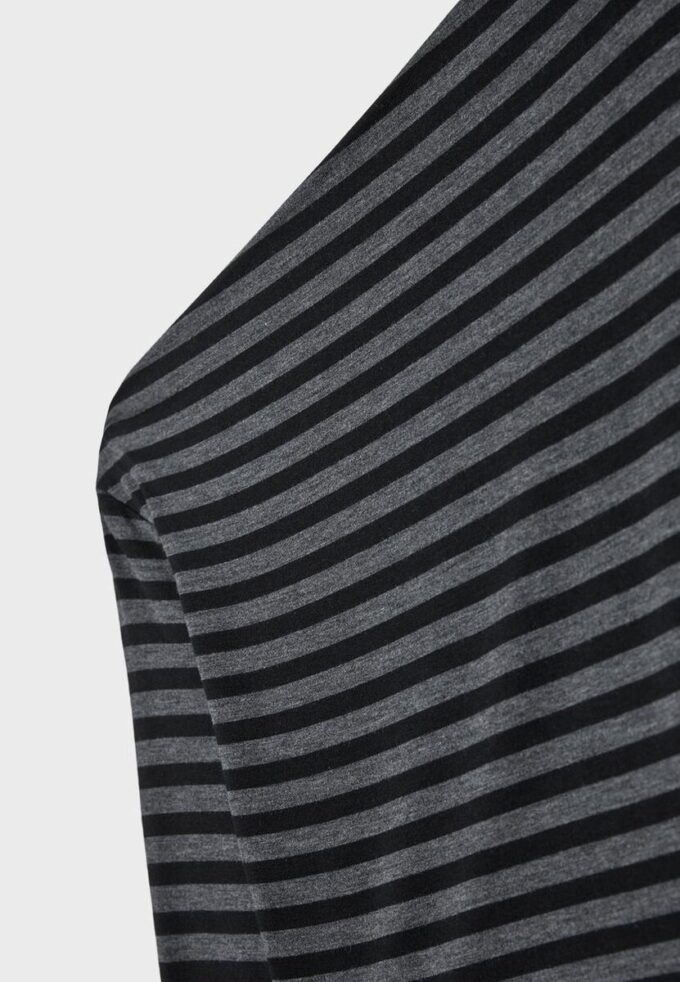 Haut à encolure asymétrique