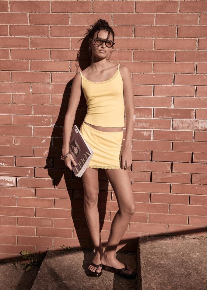 Hauts à bretelles avec bordure en dentelle Hauts à bretelles avec bordure en dentelle