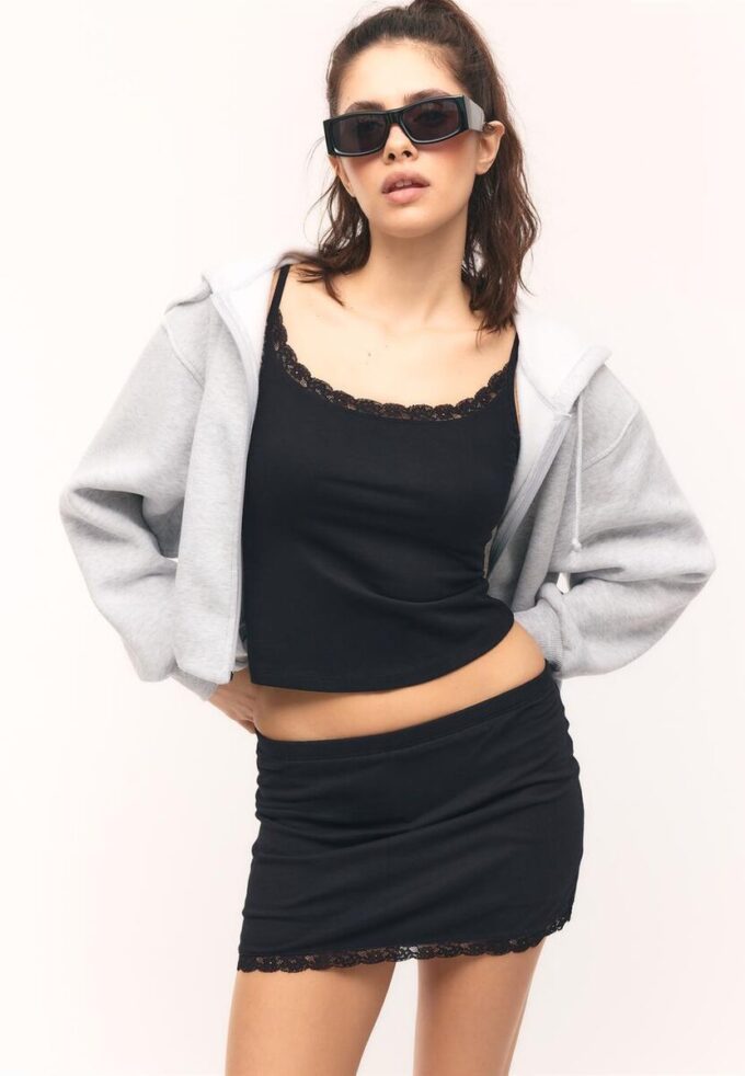 Hauts à bretelles avec bordure en dentelle Hauts à bretelles avec bordure en dentelle