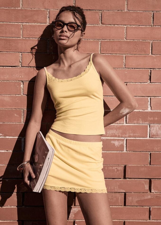 Hauts à bretelles avec bordure en dentelle Hauts à bretelles avec bordure en dentelle